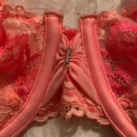 Unpadded push-up lace bra. - Picture 2 of 4